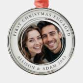 パーソナライズされた初めてのクリスマス婚約した写真 メタルオーナメント (正面)