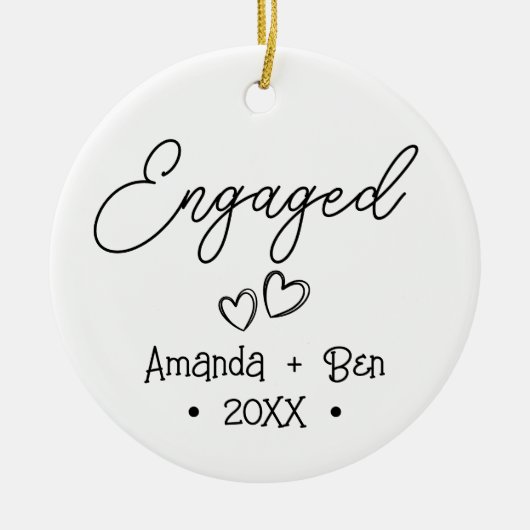 パーソナライズされた初めてのクリスマス婚約した セラミックオーナメント (正面)