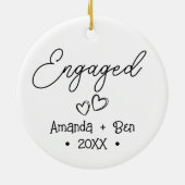 パーソナライズされた初めてのクリスマス婚約した セラミックオーナメント (裏面)