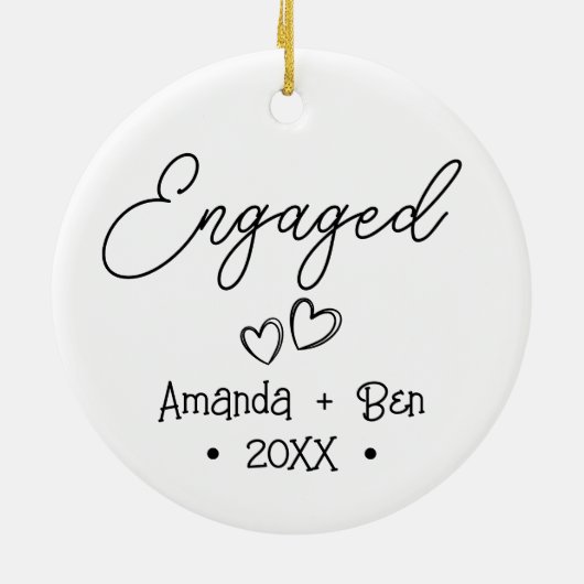 パーソナライズされた初めてのクリスマス婚約した セラミックオーナメント (裏面)