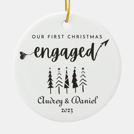 パーソナライズされた初めてのクリスマス婚約した セラミックオーナメント (正面)