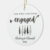 パーソナライズされた初めてのクリスマス婚約した セラミックオーナメント (左)