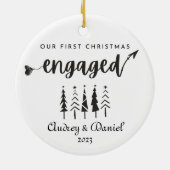 パーソナライズされた初めてのクリスマス婚約した セラミックオーナメント (裏面)