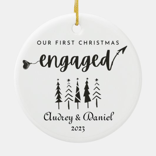 パーソナライズされた初めてのクリスマス婚約した セラミックオーナメント (裏面)