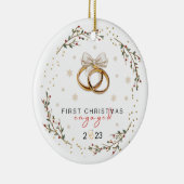 パーソナライズされた初めてのクリスマス婚約した、婚約 セラミックオーナメント (右)