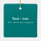 パーソナライズされた初めてのクリスマス対婚約したティール（緑がかった色） セラミックオーナメント (裏面)
