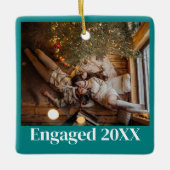 パーソナライズされた初めてのクリスマス対婚約したティール（緑がかった色） セラミックオーナメント (正面)