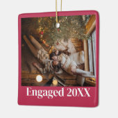 パーソナライズされた初めてのクリスマス対婚約したピンク セラミックオーナメント (左)