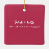 パーソナライズされた初めてのクリスマス対婚約したピンク セラミックオーナメント (裏面)