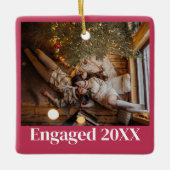 パーソナライズされた初めてのクリスマス対婚約したピンク セラミックオーナメント (正面)