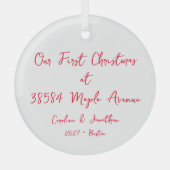 パーソナライズされた初めてのクリスマス新しいホームアドレス赤 ガラスオーナメント (正面)