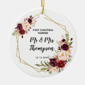 パーソナライズされた初めてのクリスマス結婚したはミセス セラミックオーナメント (正面)