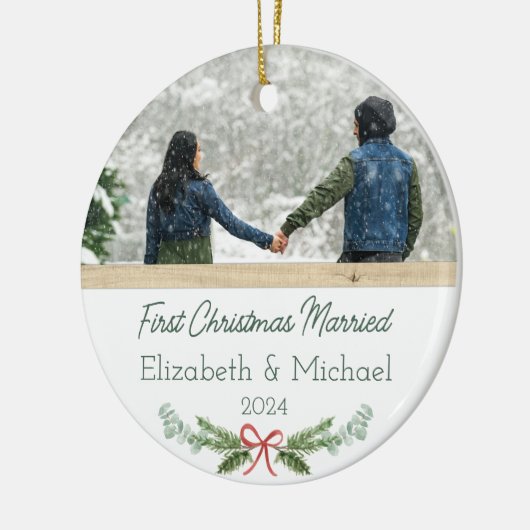 パーソナライズされた初めてのクリスマス結婚したフェスティバル写真 セラミックオーナメント (左)