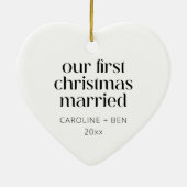 パーソナライズされた初めてのクリスマス結婚したミニマルハート セラミックオーナメント (裏面)