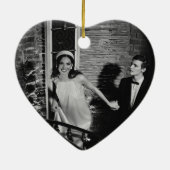 パーソナライズされた初めてのクリスマス結婚した写真ハート セラミックオーナメント (裏面)
