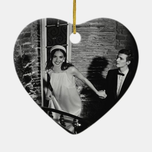 パーソナライズされた初めてのクリスマス結婚した写真ハート セラミックオーナメント (裏面)