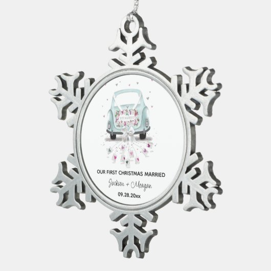 パーソナライズされた初めてのクリスマス結婚した スノーフレークピューターオーナメント (右)