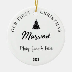 パーソナライズされた初めてのクリスマス結婚した セラミックオーナメント