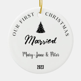 パーソナライズされた初めてのクリスマス結婚した セラミックオーナメント