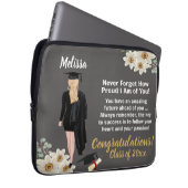 パーソナライズされた卒業記念 ラップトップスリーブ (正面右)