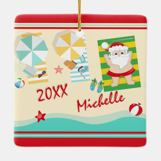 パーソナライズされた可愛いサンタのビーチクリスマス セラミックオーナメント (裏面)