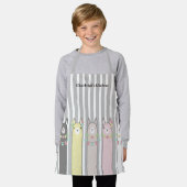 パーソナライズされた可愛いレトロカラフルラマガールキッズ エプロン (着用した状態)