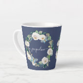 パーソナライズされた名前の水色ネイビーフローラルバタフライ カフェラテマグ (左アングル)