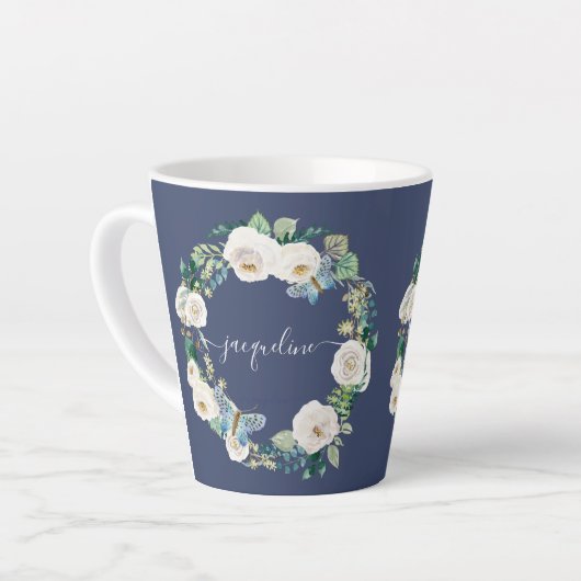 パーソナライズされた名前の水色ネイビーフローラルバタフライ カフェラテマグ (左アングル)