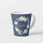 パーソナライズされた名前の水色ネイビーフローラルバタフライ カフェラテマグ (右アングル)