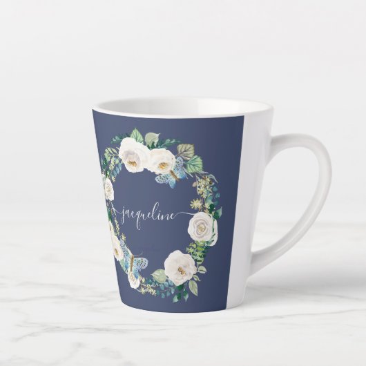 パーソナライズされた名前の水色ネイビーフローラルバタフライ カフェラテマグ (右)