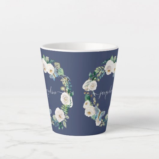 パーソナライズされた名前の水色ネイビーフローラルバタフライ カフェラテマグ (正面)
