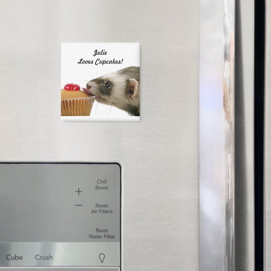 パーソナライズされた名前Loves Cupcakes Ferrets マグネット (インサイチュ (冷蔵庫))