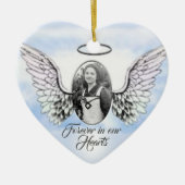 パーソナライズされた天使の翼とハートメモリアル セラミックオーナメント (正面)