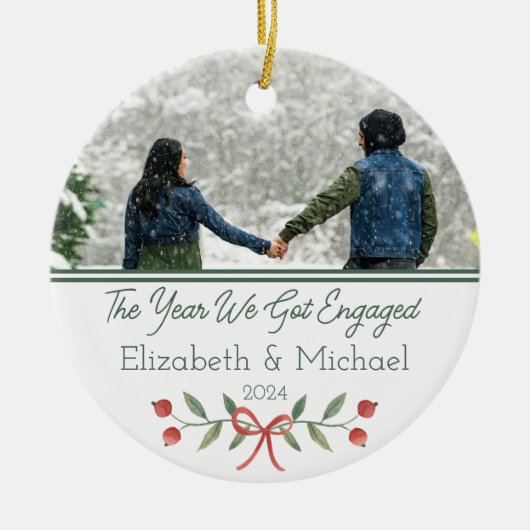 パーソナライズされた婚約した初めてのクリスマスフェスティバル写真 セラミックオーナメント (正面)