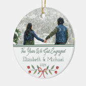 パーソナライズされた婚約した初めてのクリスマスフェスティバル写真 セラミックオーナメント (左)