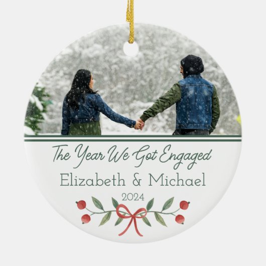 パーソナライズされた婚約した初めてのクリスマスフェスティバル写真 セラミックオーナメント (裏面)