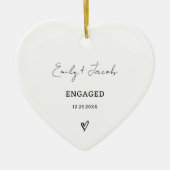 パーソナライズされた婚約した婚約結婚カップル セラミックオーナメント (正面)