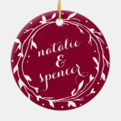 パーソナライズされた婚約保存 | Hollyberry セラミックオーナメント (裏面)
