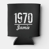 パーソナライズされた年と名生まれ前の誕生日 缶クーラー (正面)