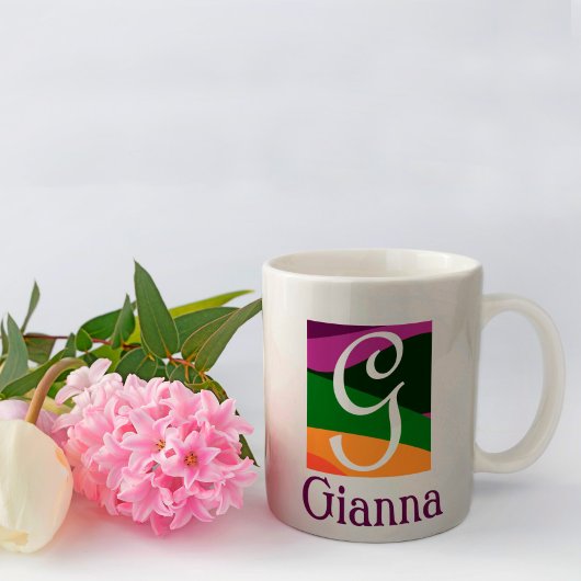 パーソナライズされた幾何学背景にモノグラムを付ける コーヒーマグカップ