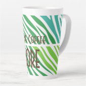 パーソナライズされた文字と緑の色合いプリント カフェラテマグ (右アングル)