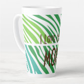 パーソナライズされた文字と緑の色合いプリント カフェラテマグ (左アングル)