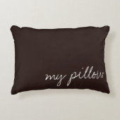 パーソナライズされた文字オン・ダークチョコレート アクセントクッション (正面)