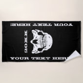 パーソナライズされた文字ブラックスカルハーフ顔マスク ビーチタオル (正面)