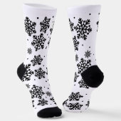 パーソナライズされた文字ホワイト&ブラックスノーフレーク模様 ソックス (傾斜あり)