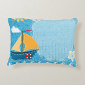 パーソナライズされた明るい黄色のサンブルーセーリングボート アクセントクッション (裏面)