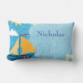 パーソナライズされた明るい黄色のサンブルーセーリングボート ランバークッション (正面)