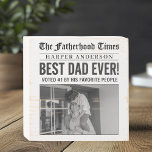パーソナライズされた最高のパパEver Newspapard写真 ウッドボックスサイン<br><div class="desc">パパを自分のトップページのスターにしてこの新聞パーソナライズされたスタイルの木製の箱の看板！この作品はっきりしたは最高の「パパエバー！」の見出し、カスタマイズ可能な名前、特別な写真のスポットを特集しユニーク、「The Fatherhood Times」のヴィンテージ新聞のフロントページを模したものである。 父の日や誕生日に最適な記念の品として、または感謝の意を表すために、この頑丈な木製の箱の看板は、机、棚、または壁に立つ準備ができている。パパの名前と写真でパーソナライズお気に入りのすると、彼は誇らしげに表示される一種のギフトのための写真。</div>