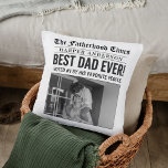 パーソナライズされた最高のパパEver Newspapard写真 クッション<br><div class="desc">与えパパは、この新聞スタイル装飾用クッションで彼がどんなに素晴らしいかを日々思い出パーソナライズされたさせる！このデザインはっきりしたは最高の「The Fatherhood Times」からクラシック新聞のフロントページを取り込み、特撮の宇宙とカスタマイズ可能な名感じ前、パパのを取り入れた「The Fatherhood Times」を発表した。 お父様の日、誕生日、または感謝の気持ちを表すのに最適なこの枕はカスタム、居心地の良い心のtouchを任意の部屋に追加する。彼の名前と家族の写真で簡単にパーソナライズお気に入りのし、彼が表示することを好む意味のある形見を作成する。</div>