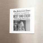 パーソナライズされた最高のパパEver Newspapard写真 マグネット<br><div class="desc">この祝新聞スタイルの磁石でパパの偉大さパーソナライズされた!おもしろいデザインはっきりしたは最高の「The Fatherhood Times」のクラシック新聞のフロントページを模した「The Fatherhood Times」の見出し、カスタマイズ可能な名前、大切な写真の宇宙を掲載している。 父の日、誕生日、または単にパパの日を明るくするために完璧な小さな贈り物！写真と彼の名前を追加しお気に入りのて簡単にパーソナライズ彼は冷蔵庫、オフィスボードまたはどこでも誇らしげに表示されるキープサクを作成する。</div>